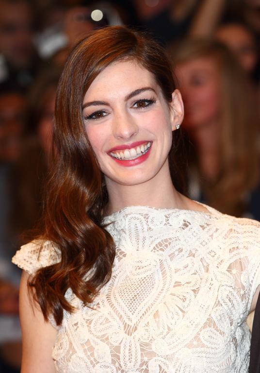 Anne Hathaway cheveux long