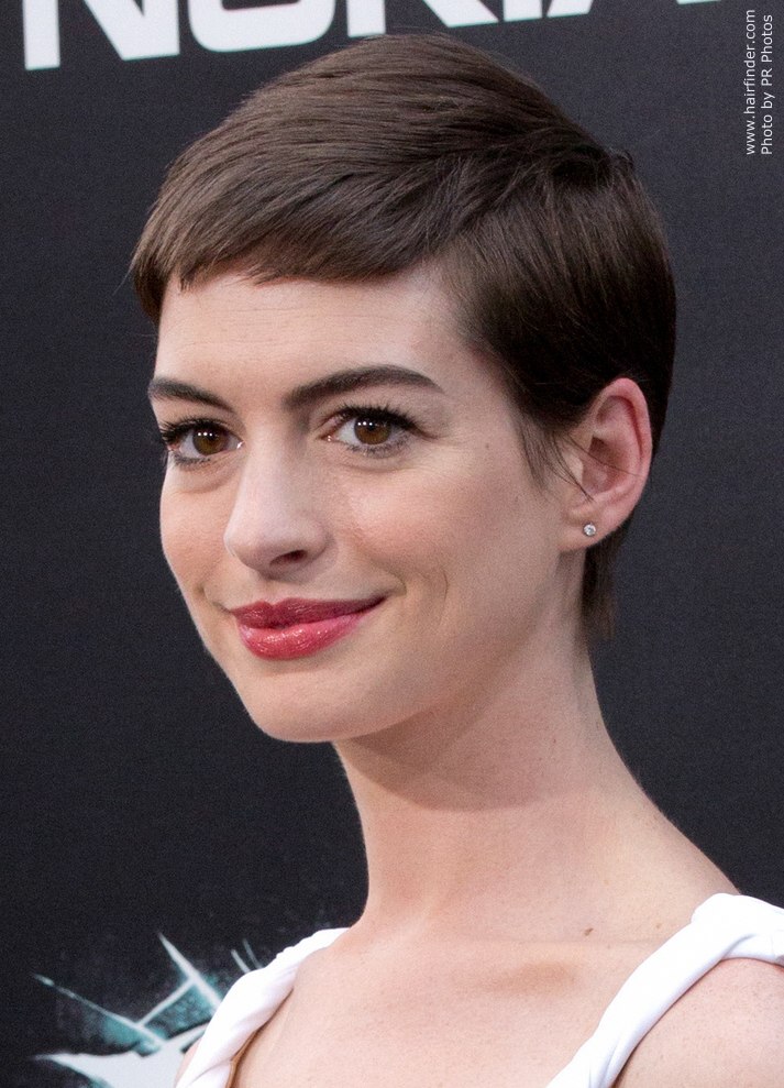 Anne Hathaway coupe courte 